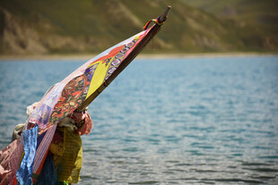 湖畔飘扬的多彩经幡