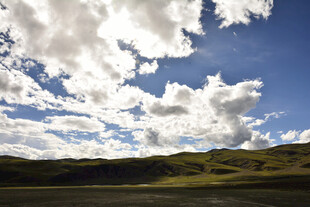 蓝天白云下的草原风光
