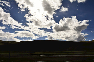 蓝天白云下的山峦风光