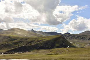蓝天白云下的壮美山峦