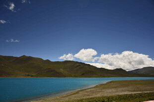 湛蓝湖畔的壮美山水风光