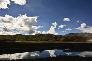 山间湖泊映蓝天白云