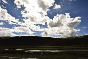 蓝天白云下的壮美山川