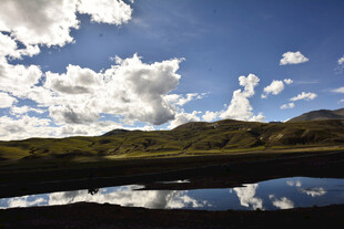 山间湖泊蓝天白云美景