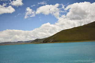 湛蓝湖畔的壮美风光