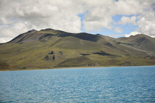 高山下的湛蓝湖泊