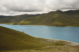 美丽湖畔青山环绕景色