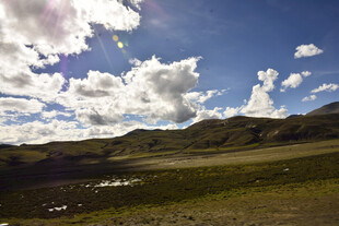 蓝天白云下的山野风光