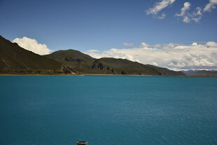 碧蓝湖水与远山美景