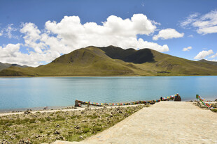 湖畔美景 远山相伴