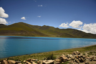 湛蓝湖畔的壮美自然风光