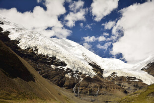 雪山蓝天壮丽自然景观