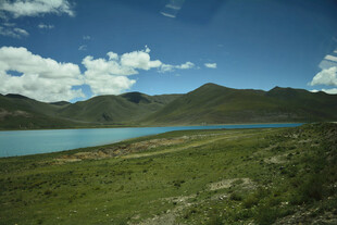 蓝天碧水间的美丽草原风光