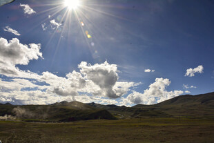 蓝天白云下的广袤山野
