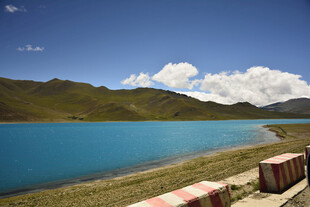 美丽蓝湖与远山相映
