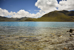 清澈湖水与远处山峦美景