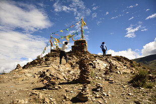 山顶经幡堆 藏地风情景