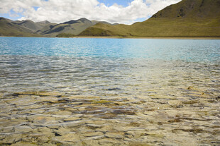 清澈湖水与远处山峦美景