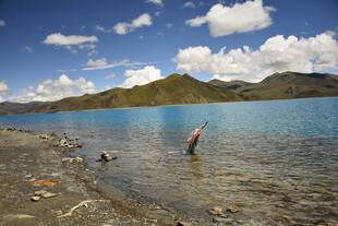 湖畔漫步的惬意时光