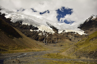 山间公路与壮丽雪山景观