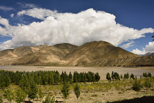 壮丽山景与蓝天白云绿树