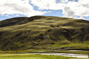 草原山丘间的美丽风光