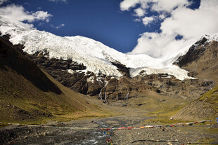 雪山下的河谷风光