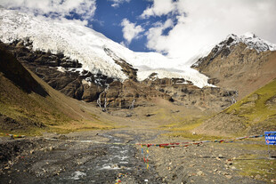 雪山下的山谷溪流景观