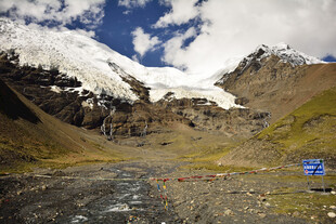 雪山下的清澈溪流景观