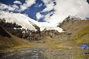 雪山下的静谧河谷