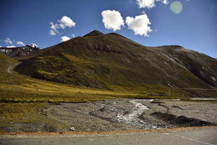 山间公路旁的秀丽风景