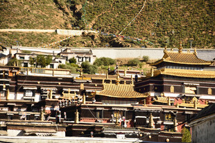 藏式建筑群 尽显古朴韵味