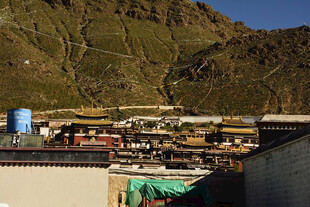 山间藏式村落景观