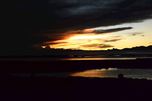 日落时分的水面与天空美景