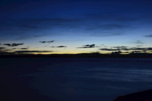 黄昏下的宁静海面