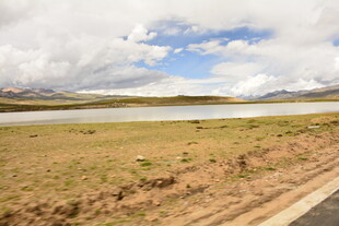 草原公路旁的辽阔湖泊