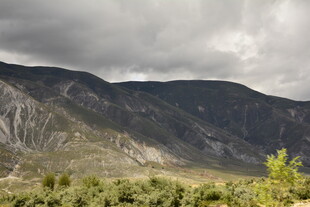 山峦云海间的翠绿景致
