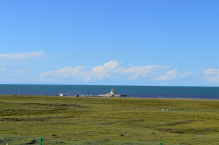 草原尽头的辽阔蓝色天际