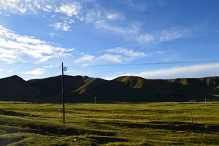 草原风光 远山与蓝天白云