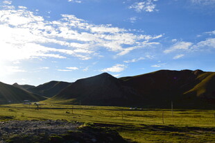 草原山峦间的晴朗风光