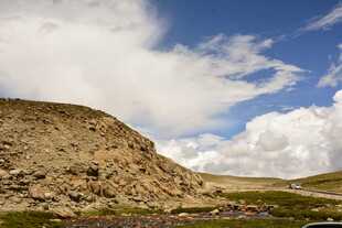 蓝天白云下的山丘风光