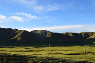 草原山峦蓝天美景