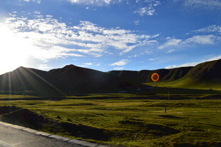 山间公路旁的壮丽风景