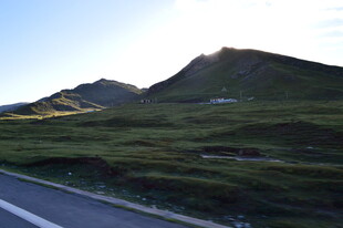 公路旁的青山美景