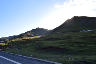 山间公路旁的葱郁山坡