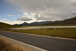 草原公路旁的壮丽山水景