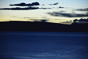 黄昏下的静谧湖面