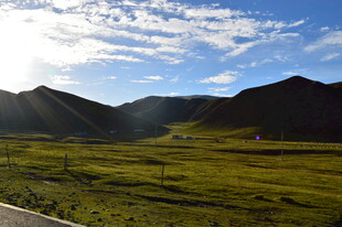 草原山峦间的美丽风光