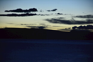 黄昏湖畔 天边云彩的静谧景