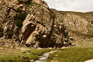 山间溪流旁的嶙峋岩石